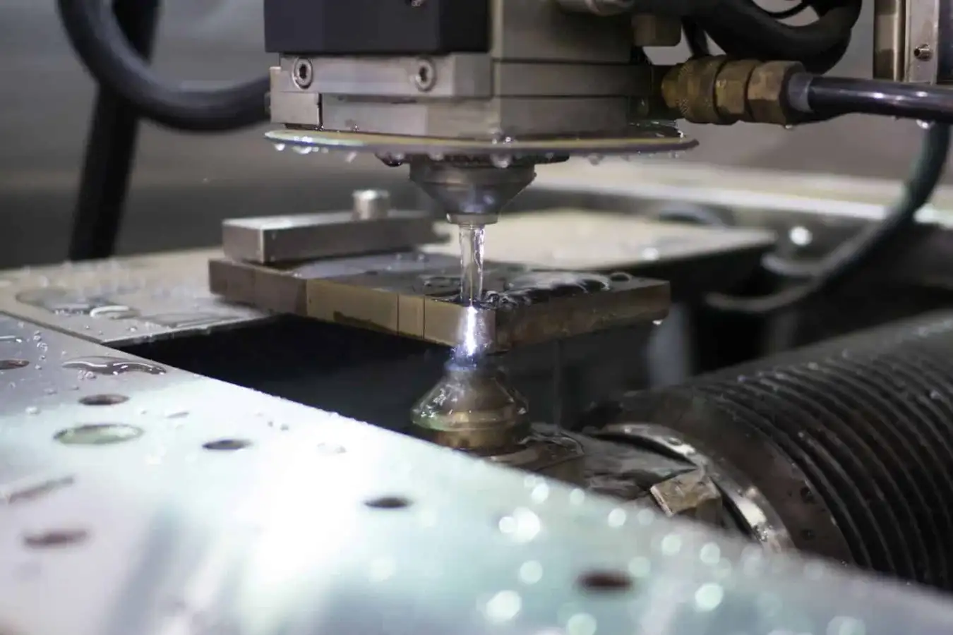 مقایسه ماشینکاری CNC و EDM